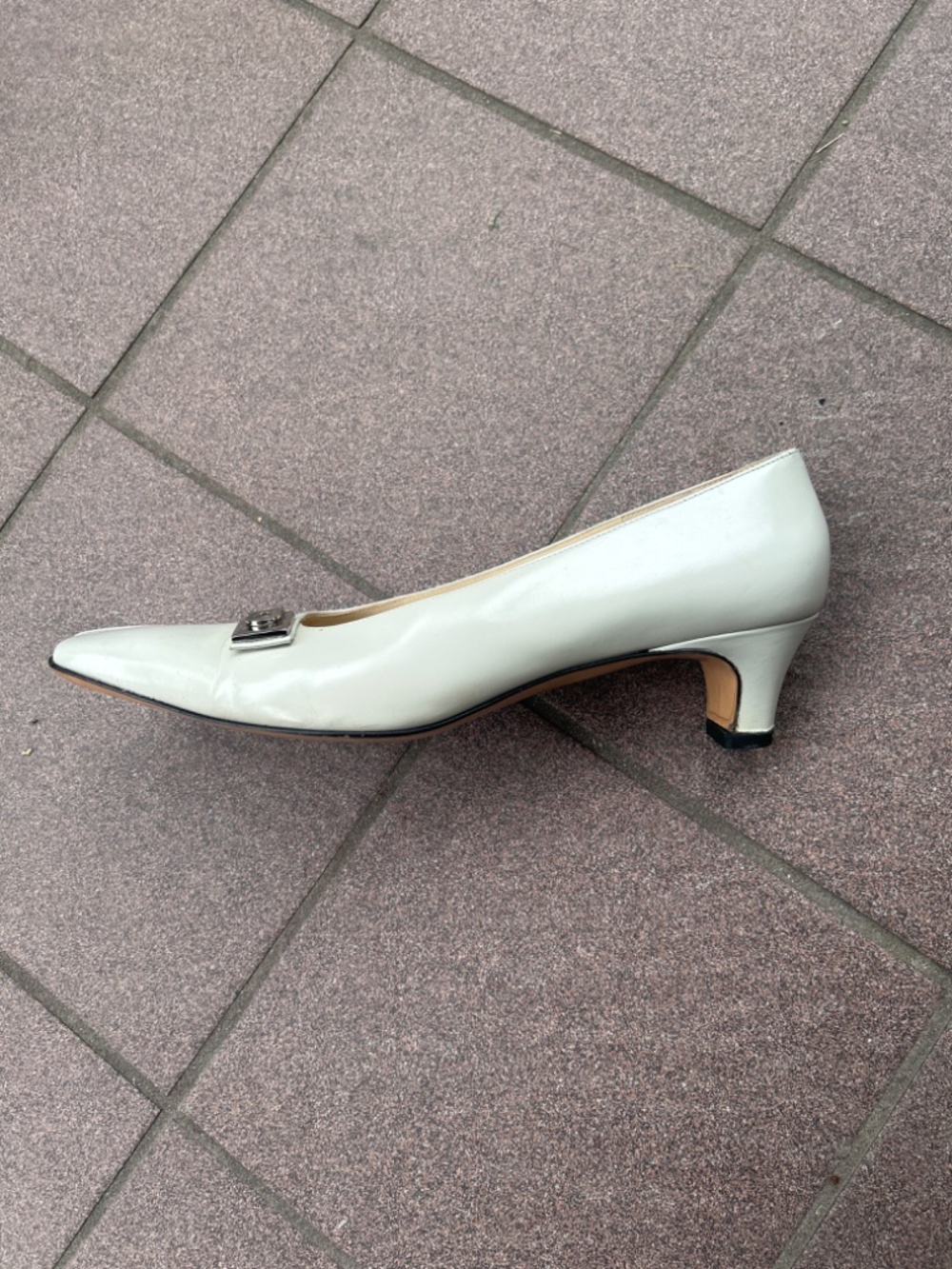Salvatore Ferragamo Off-White Leather Square Toe Gancini Buckle Pumps Size 7.5 B - Picture 3 of 10